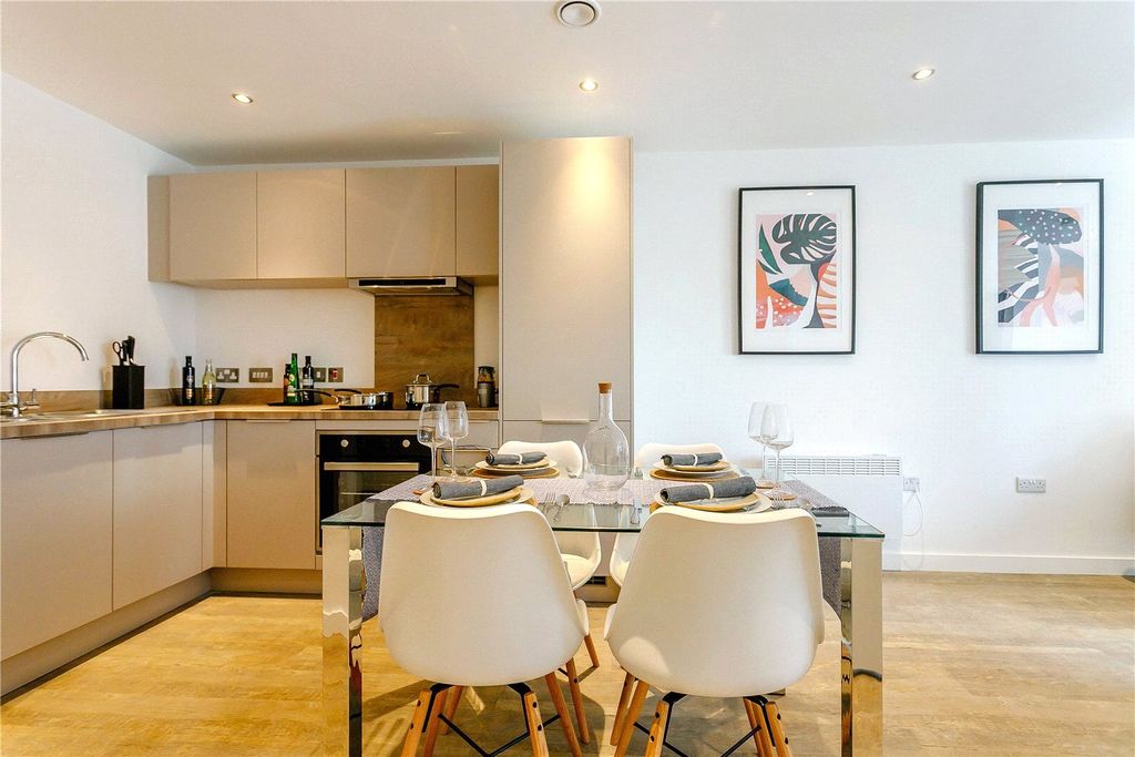 Property photo 2 of 9 Dining Table Layout