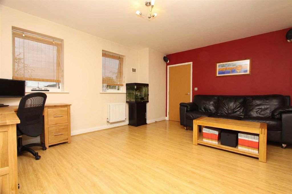 Property photo 2 of 8