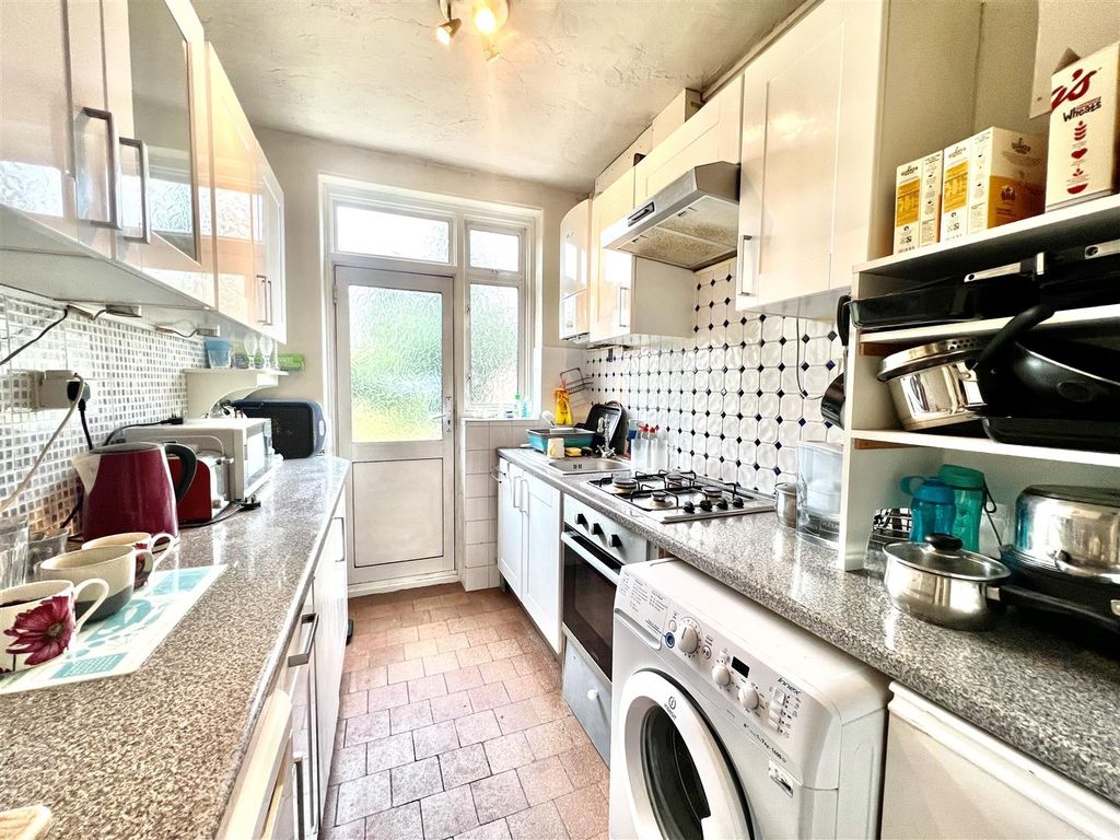 Property photo 3 of 10 Kitchen