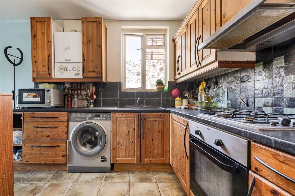 Property photo 3 of 18 Fairlop Road, E11