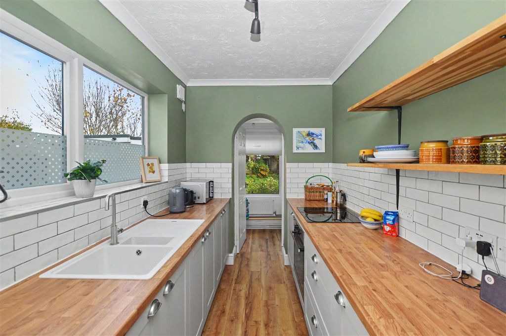 Property photo 2 of 11 Kitchen