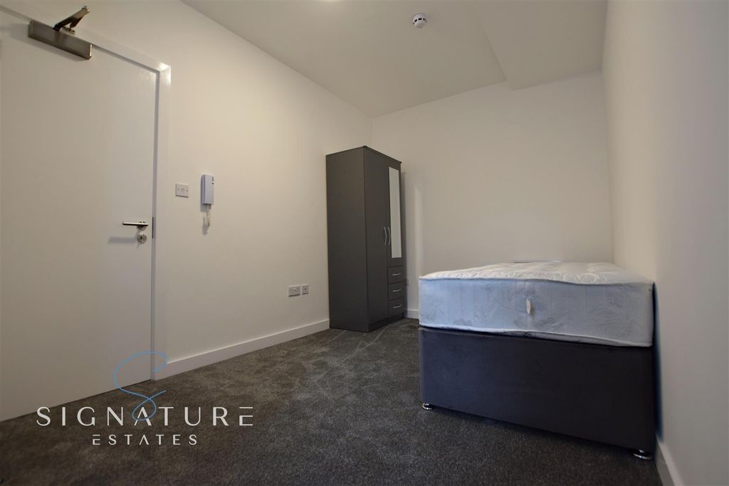 Property photo 2 of 8 Room 3 54 Gladstone Road Re.Jpg