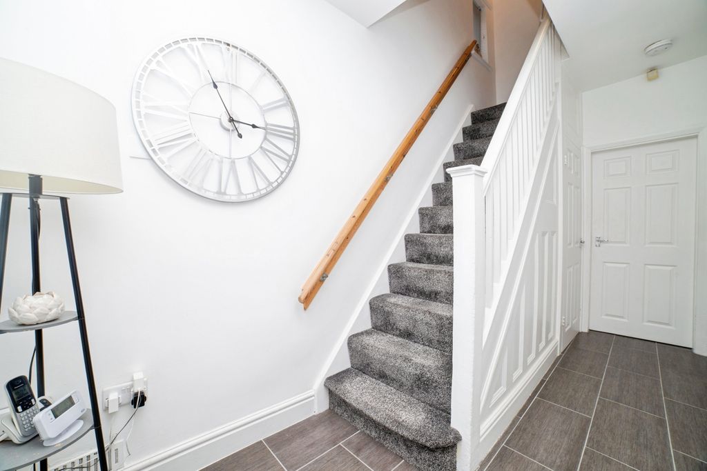 Property photo 2 of 15 Entrance Hall