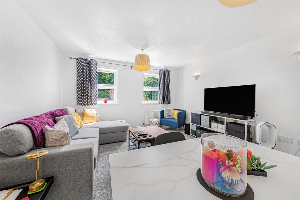 Property photo 3 of 8 Flat 12, 100 Byegrove Rd, London Sw19 2Bj-6.Jpg