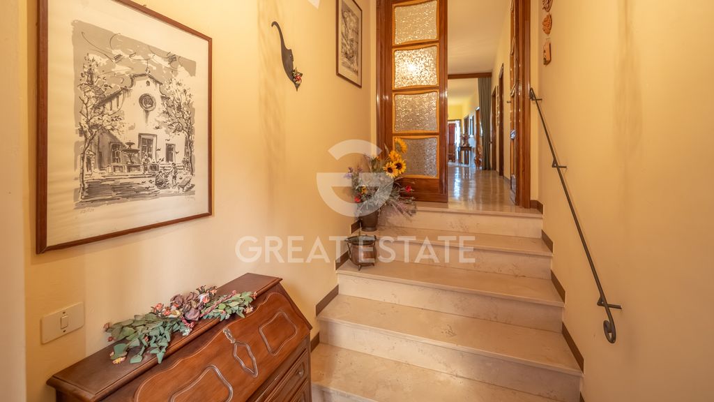 Property photo 2 of 39 Interiors