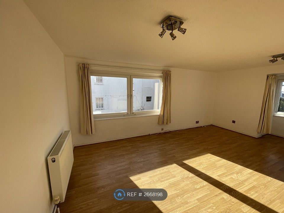 Property photo 3 of 9 Living Room