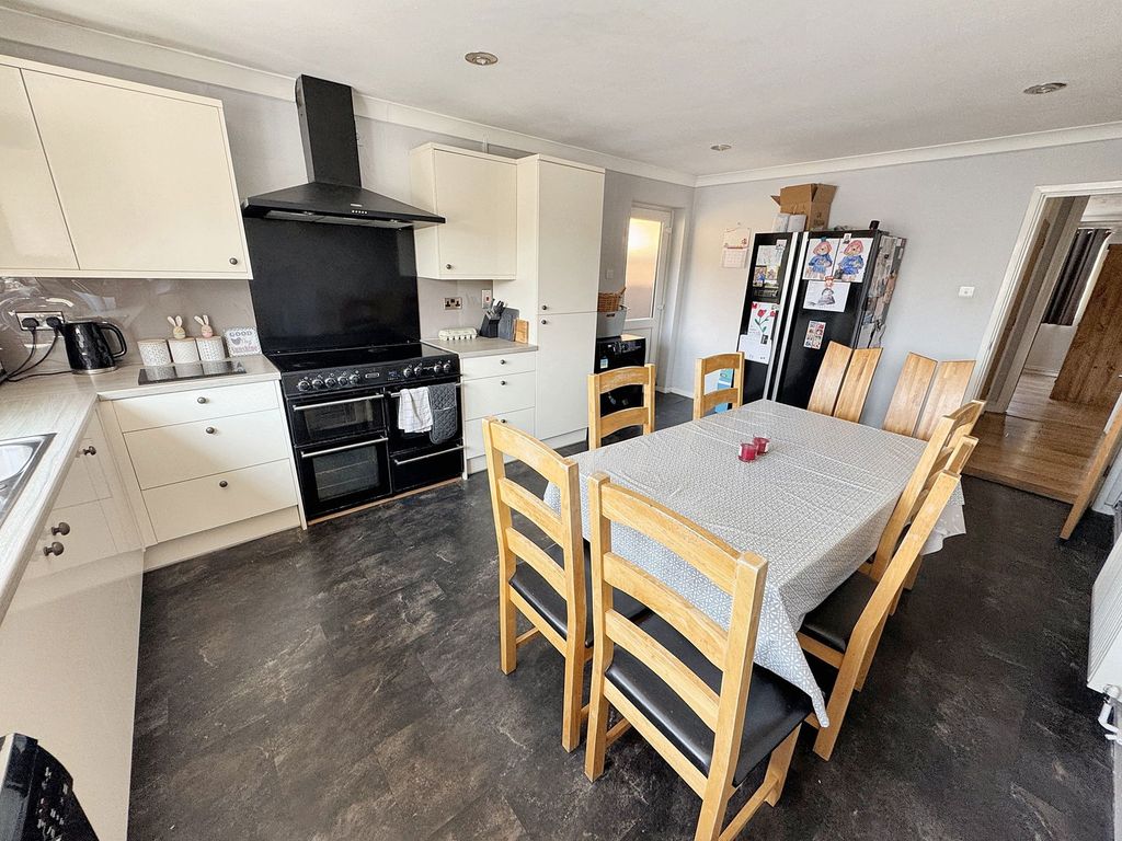 Property photo 3 of 27