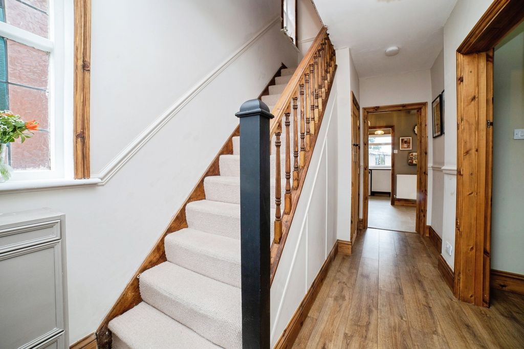 Property photo 3 of 31 Entrance Hall
