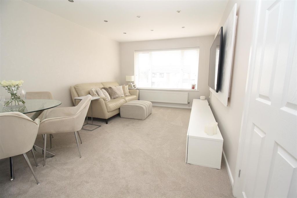 Property photo 3 of 17 Lounge