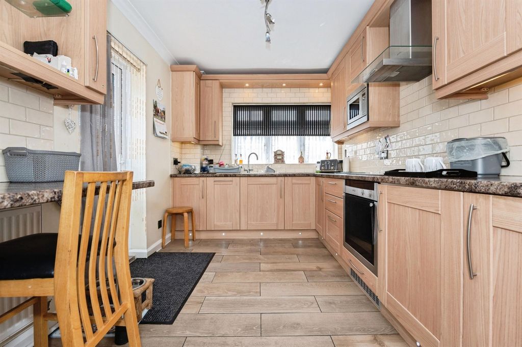 Property photo 2 of 20