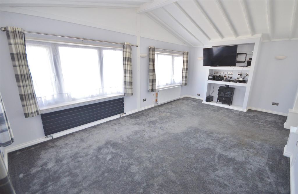 Property photo 2 of 12 Lounge