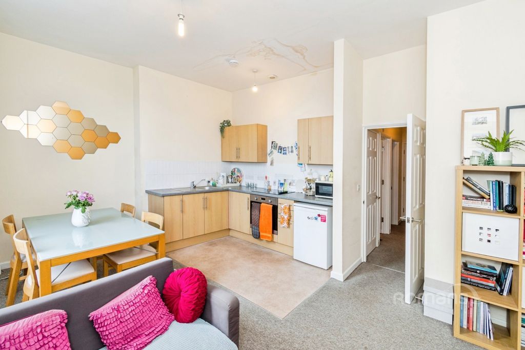 Property photo 3 of 8 Pbox-Img.Jpg
