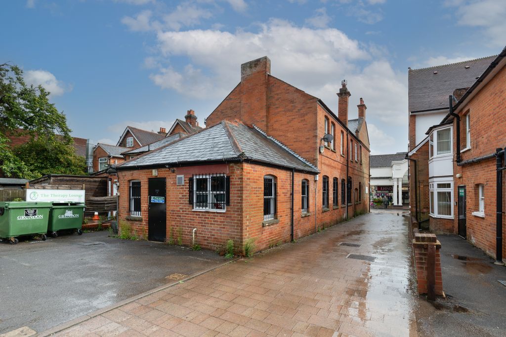 Property photo 2 of 8 150 Fleet Road, Fleet, Gu51 4Bw