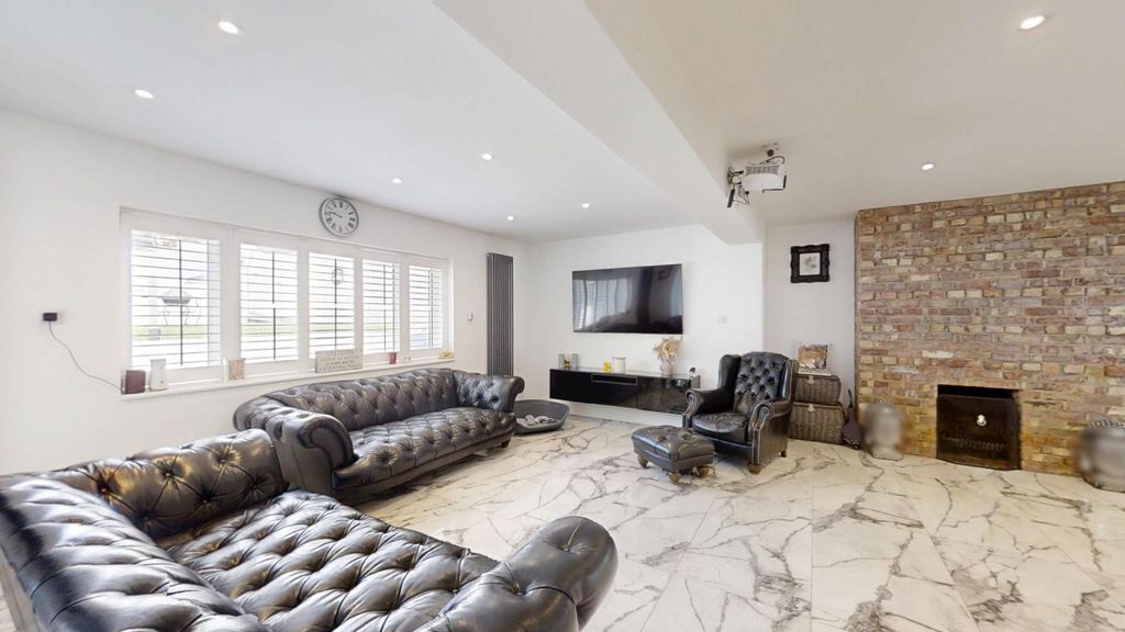 Property photo 3 of 15 Talbot-Crescent-06062025_084335.Jpg