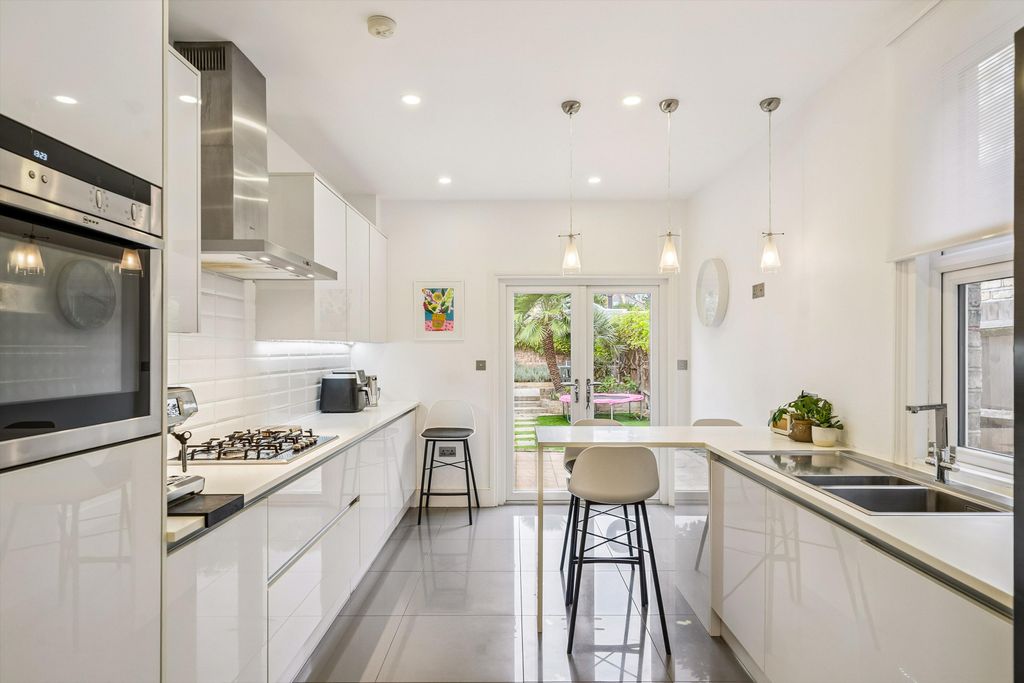 Property photo 3 of 18 Image