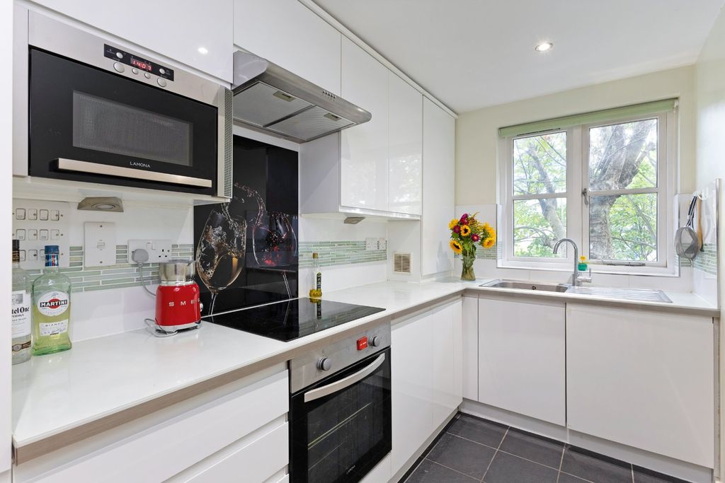 Property photo 2 of 11 Kitchen