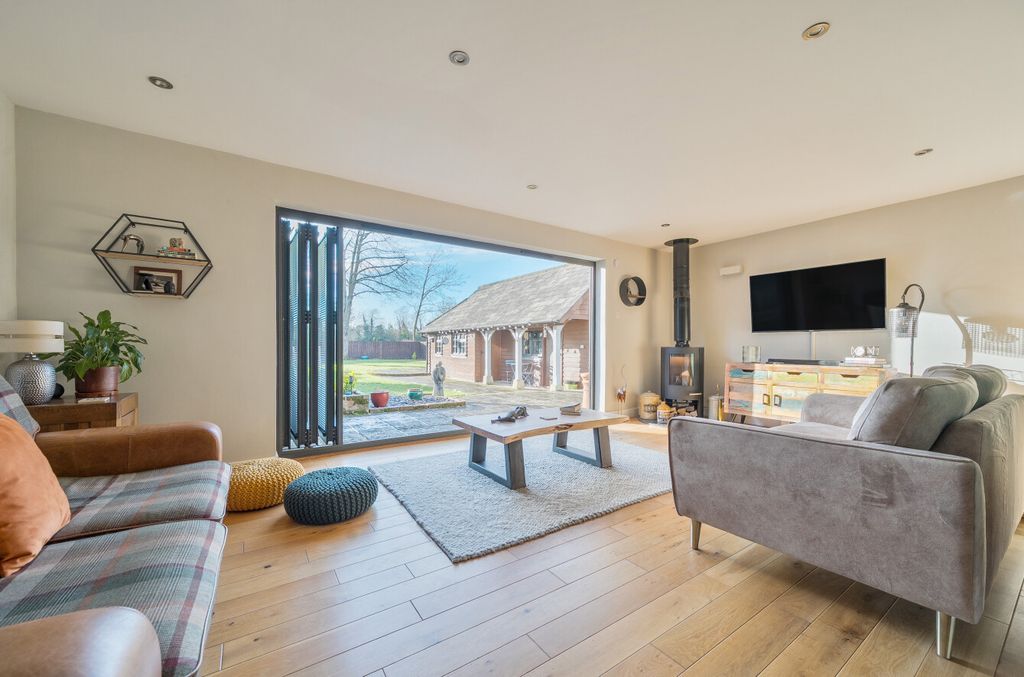 Property photo 2 of 17 1396317-30-695d3A...