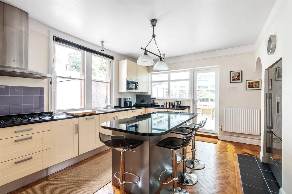 Property photo 2 of 38 Picture No. 09