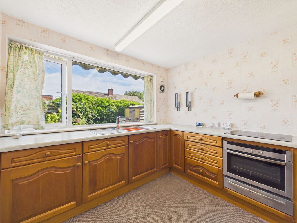 Property photo 2 of 11 Kitchen