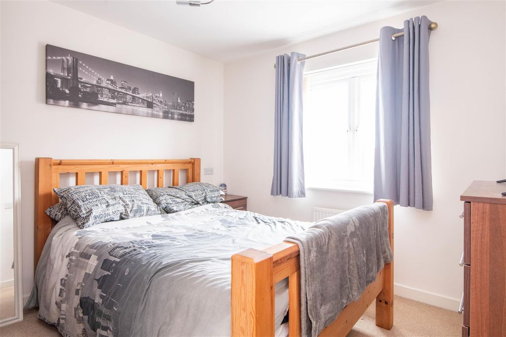 Property photo 3 of 11 Master Bedroom