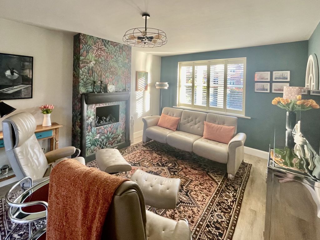 Property photo 3 of 18 Estate Agents Ewemove Scunthorpe - Lounge