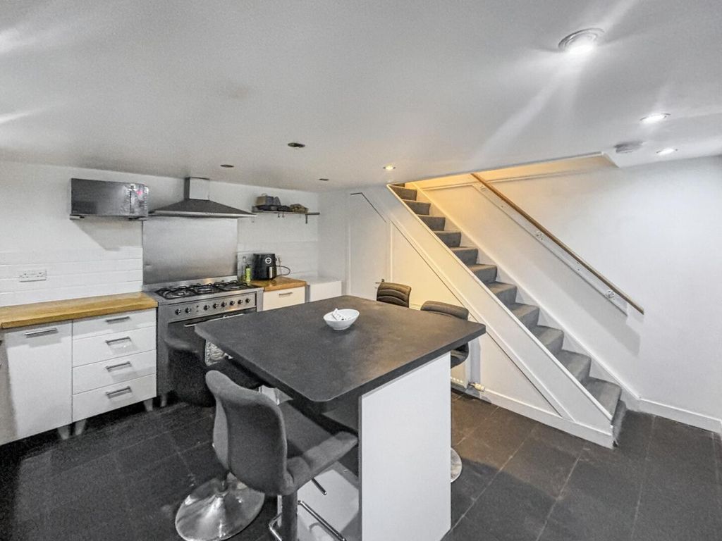 Property photo 3 of 17 Kitchen