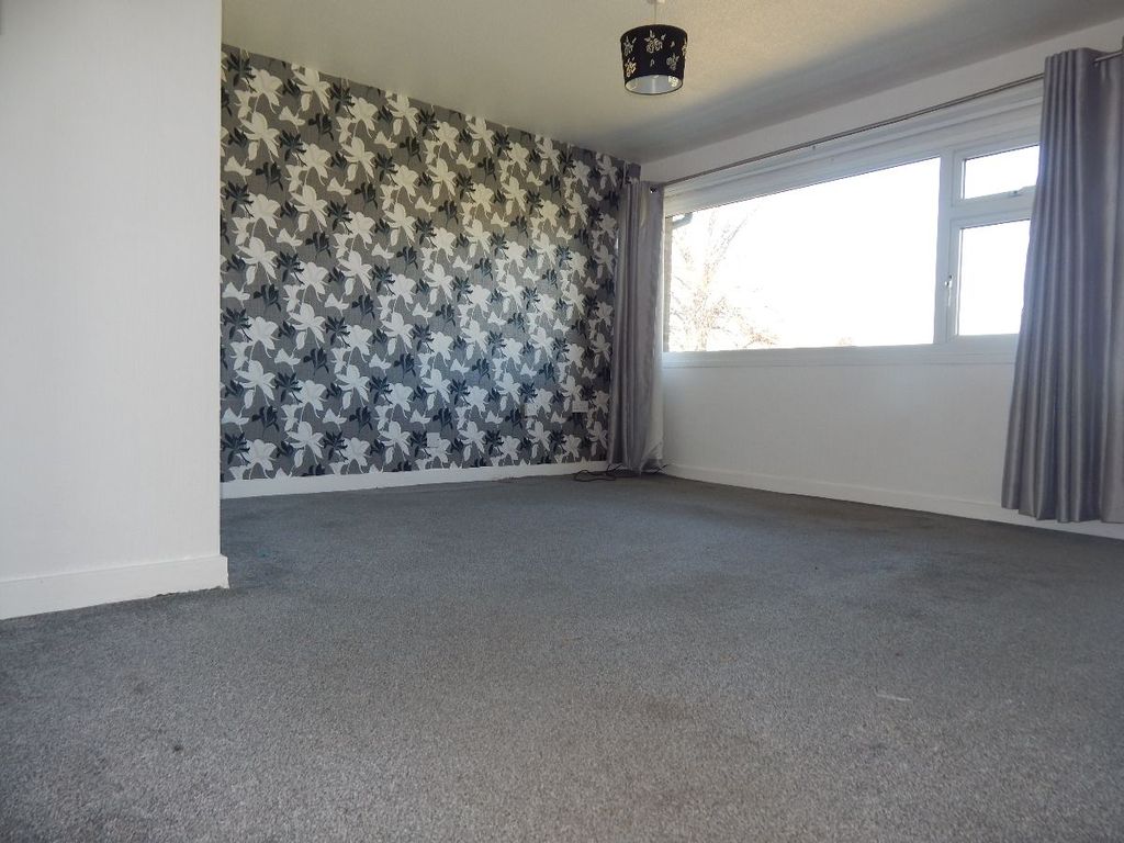 Property photo 1 of 13 Living Room