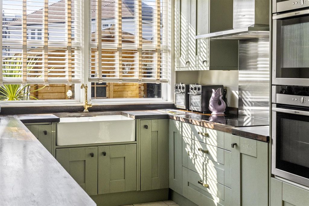 Property photo 3 of 29 Salisbury Road, 5-033.Jpg