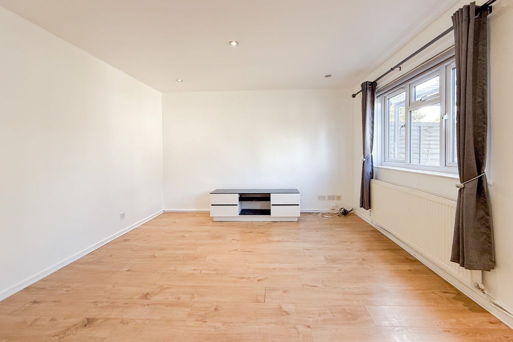 Property photo 2 of 12 5701022