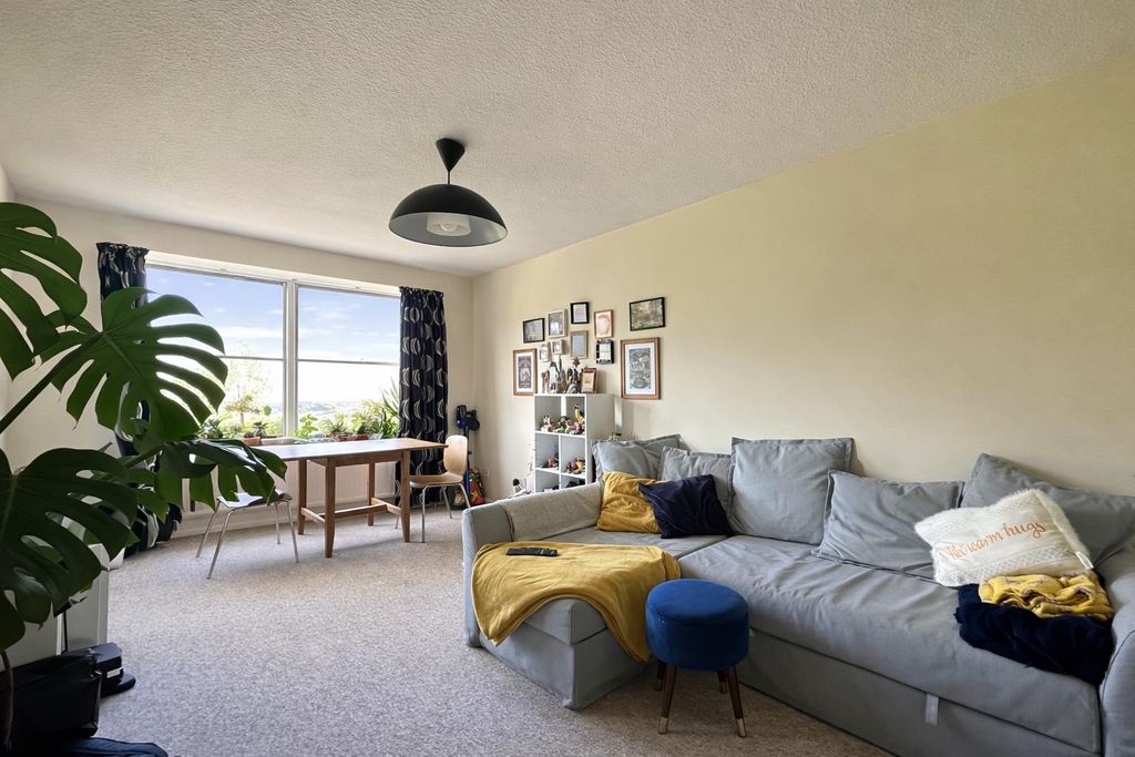 Property photo 3 of 8 Livingroom.Png