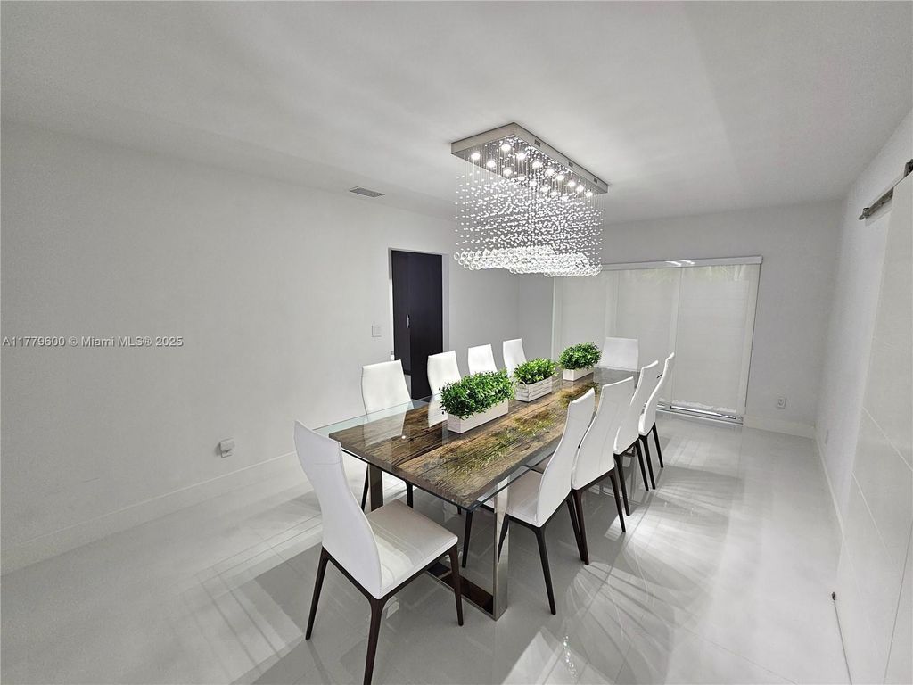 Property photo 3 of 12 <Alttext/>