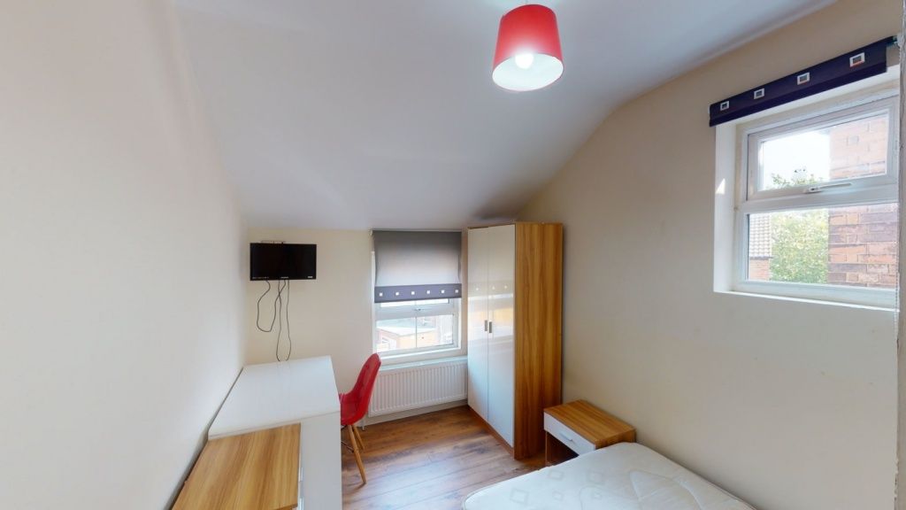 Property photo 2 of 15 A Bright And Tidy Single Bedroom Featuring A Desk ...