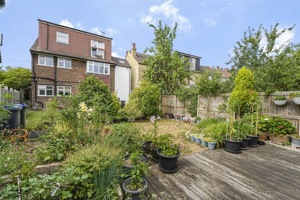 Property photo 2 of 12 Garden