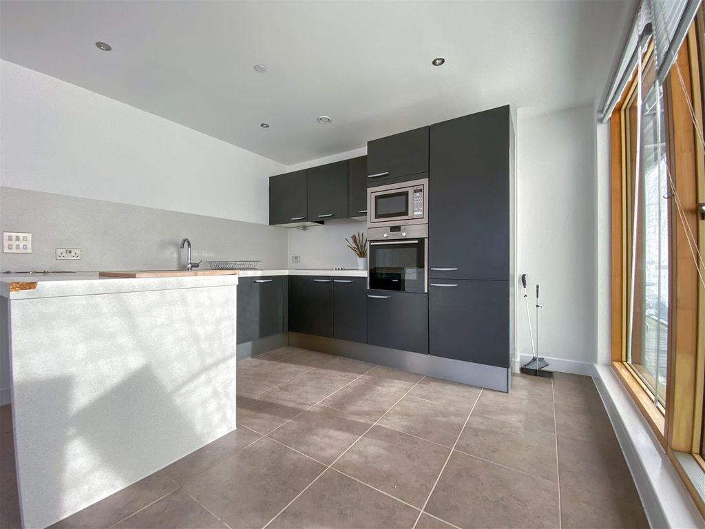 Property photo 1 of 10 Kitchen