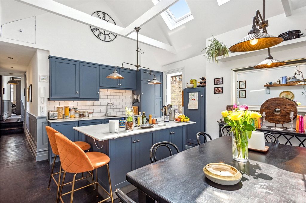 Property photo 1 of 10 Kitchen