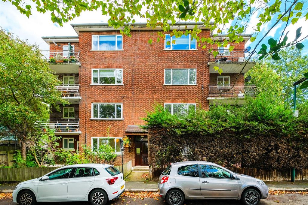 Property photo 1 of 21 2 Nightingale Court-30_Web.Jpg