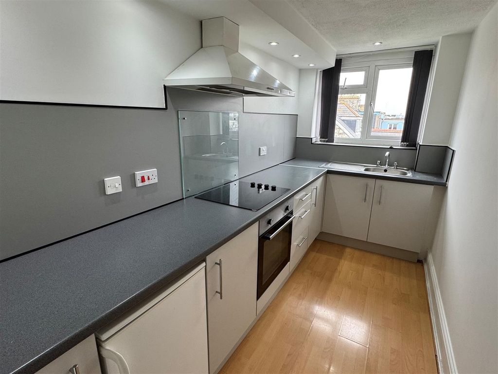 Property photo 3 of 6 Flat 3, 32A Cliff Road Kitchen