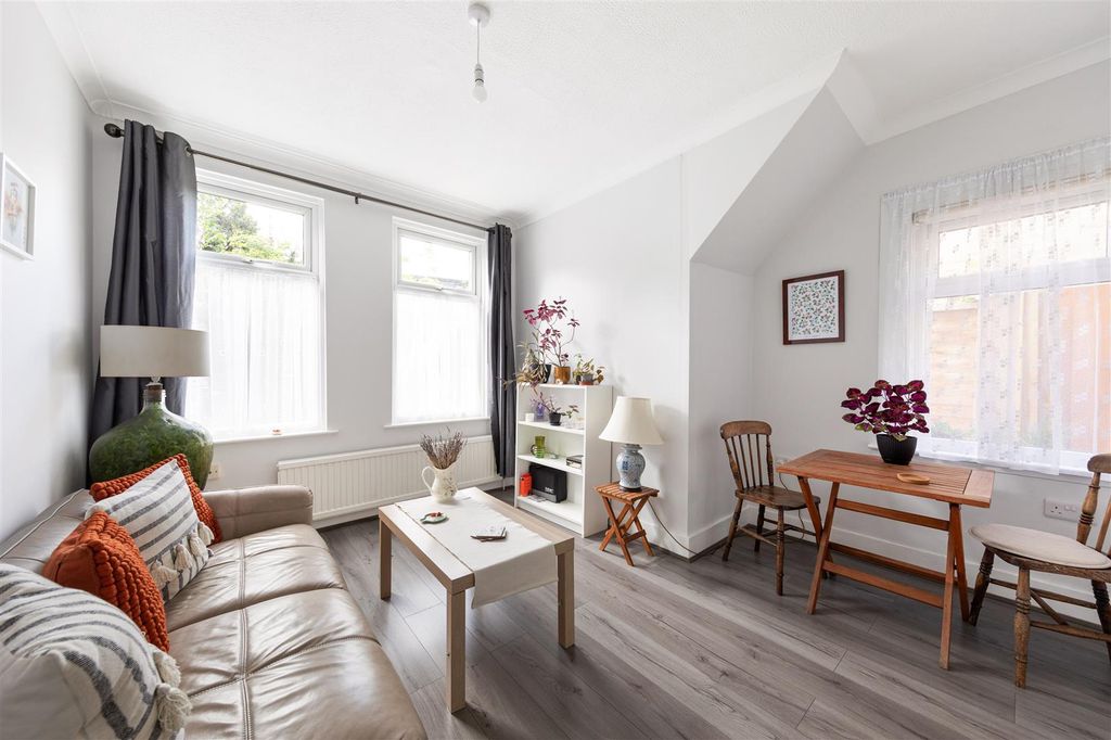 Property photo 2 of 25 Brettenham Road, E17