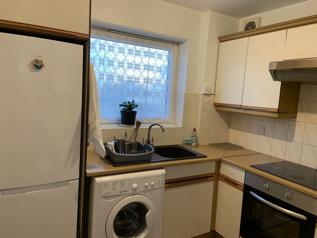 Property photo 1 of 12 2 Bed Flat To Rent