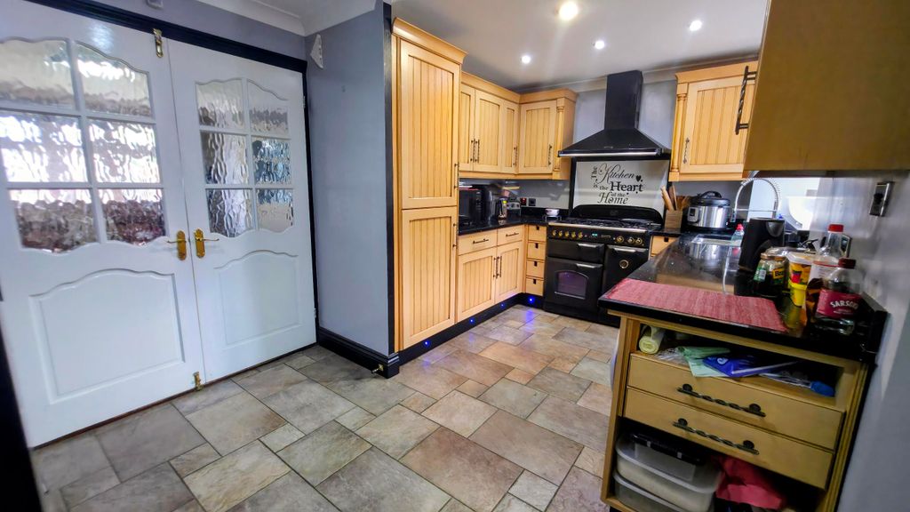 Property photo 3 of 17 Kitchen