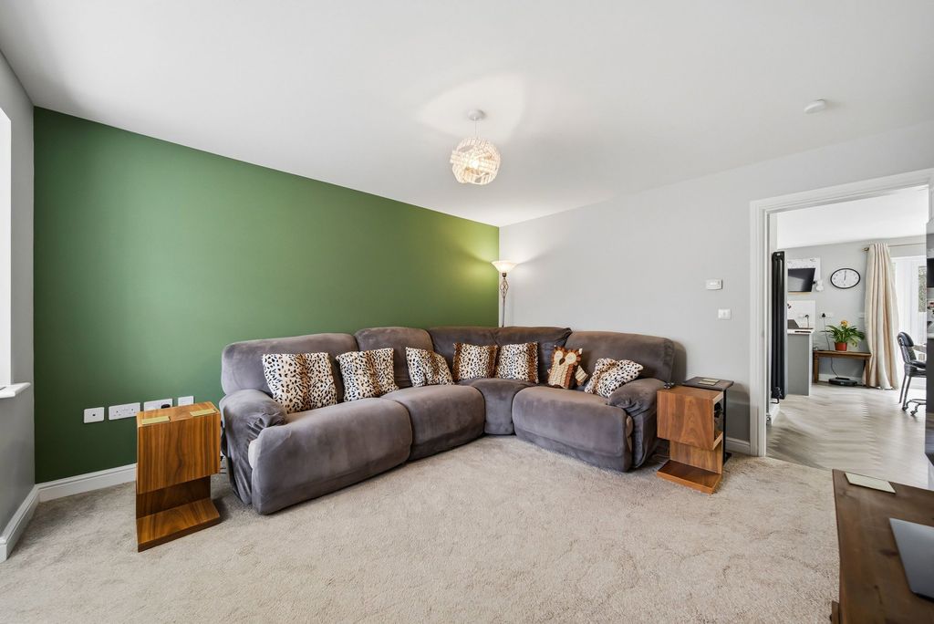 Property photo 2 of 33