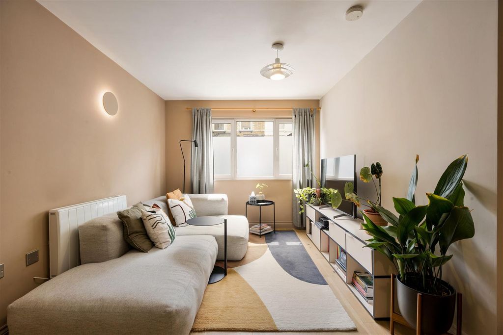 Property photo 2 of 22 Beatty Road, N16