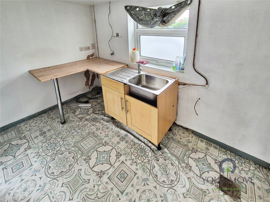 Property photo 3 of 10 Kitchen