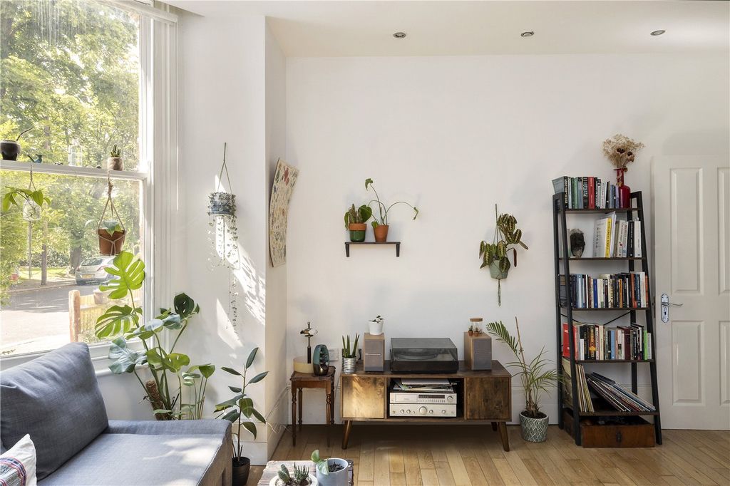 Property photo 2 of 10 Reception Detail