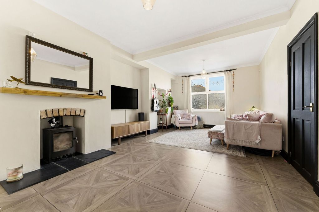 Property photo 3 of 33