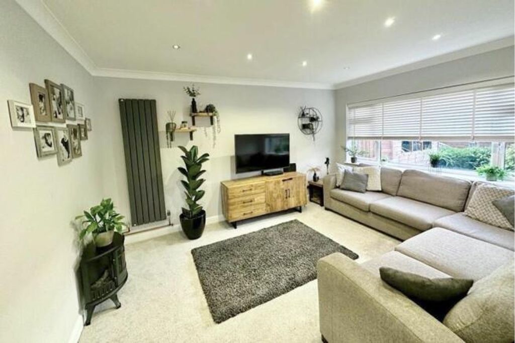 Property photo 2 of 16 Lounge