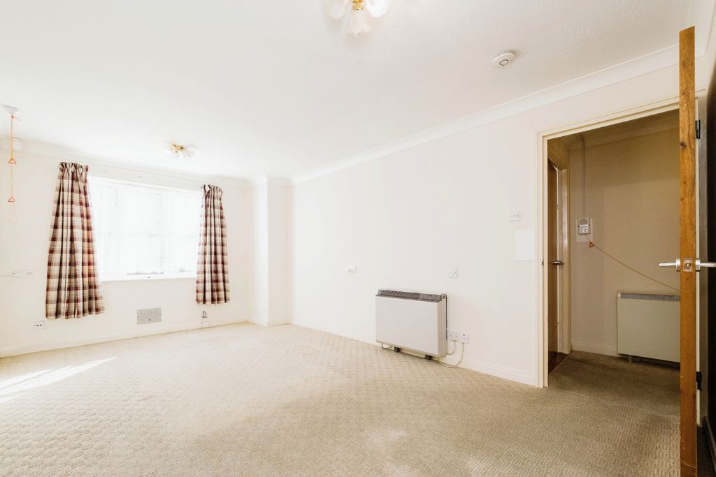 Property photo 1 of 13 Lounge
