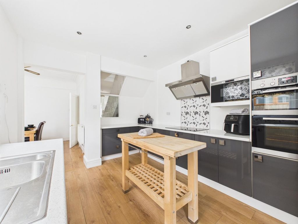 Property photo 3 of 21 Kitchen