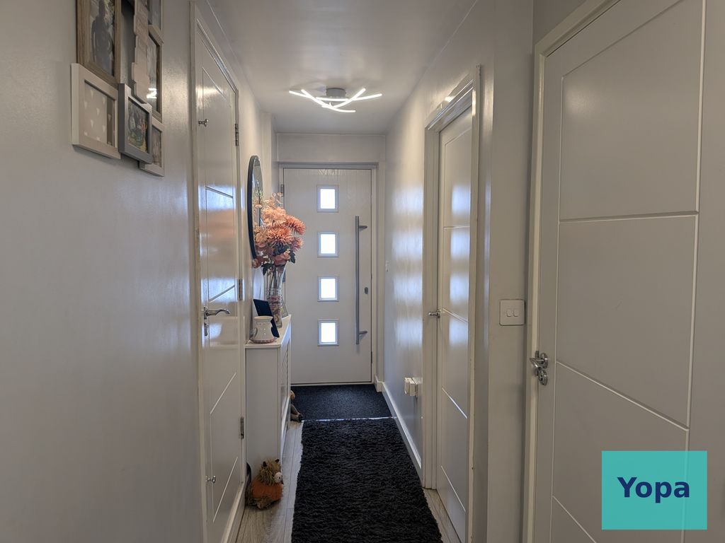 Property photo 2 of 22 Hallway 1 - Yopa