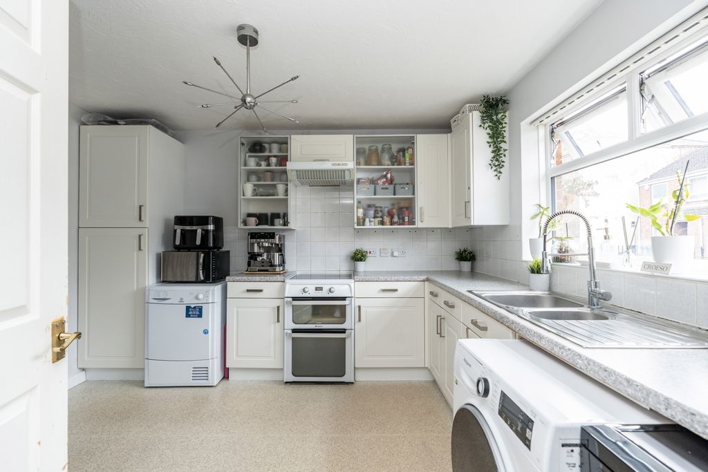 Property photo 3 of 16 Kitchen